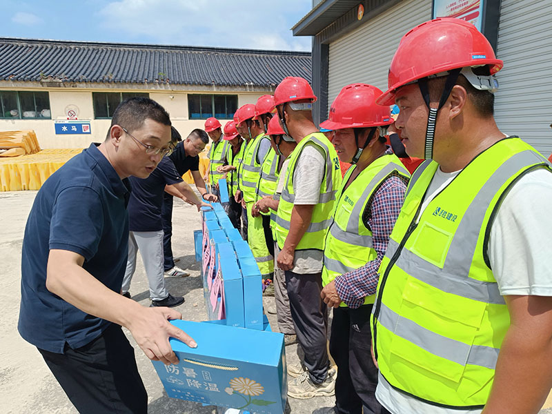 公司领导给工人发放慰问物品.jpg